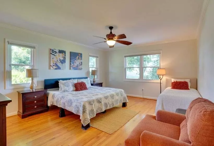 Lakefront Winter Haven Retreat: Hot Tub & Patio!