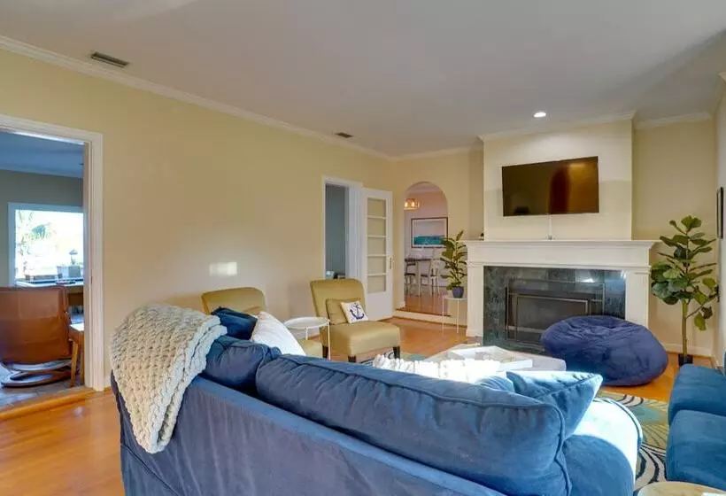 Lakefront Winter Haven Retreat: Hot Tub & Patio!