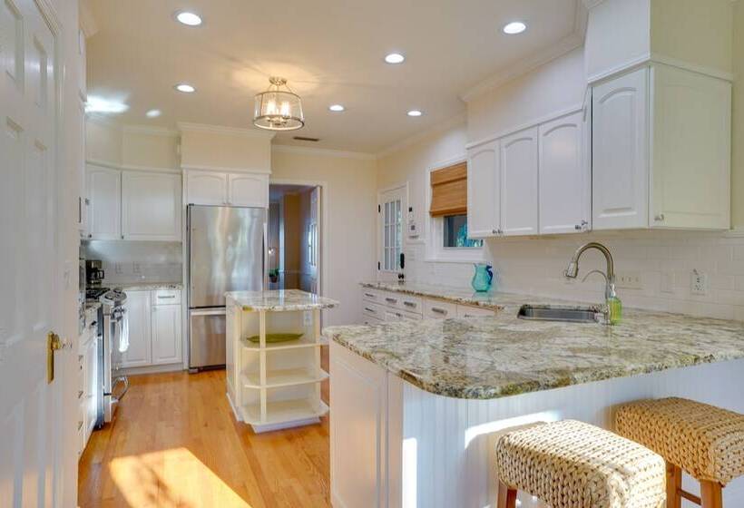 Lakefront Winter Haven Retreat: Hot Tub & Patio!