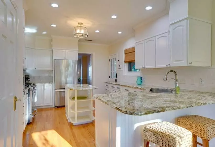 Lakefront Winter Haven Retreat: Hot Tub & Patio!