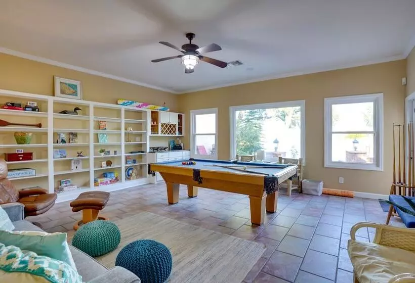 Lakefront Winter Haven Retreat: Hot Tub & Patio!