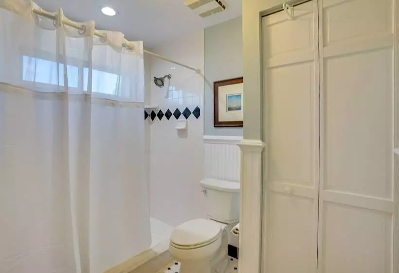 Lakefront Winter Haven Retreat: Hot Tub & Patio!