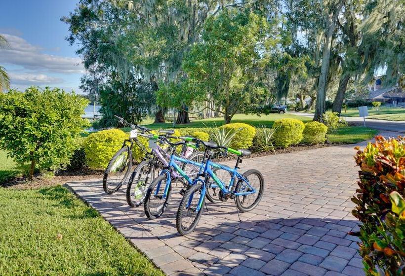 Lakefront Winter Haven Retreat: Hot Tub & Patio!