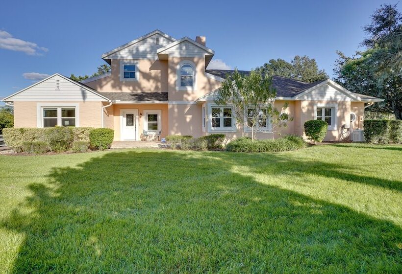 Lakefront Winter Haven Retreat: Hot Tub & Patio!