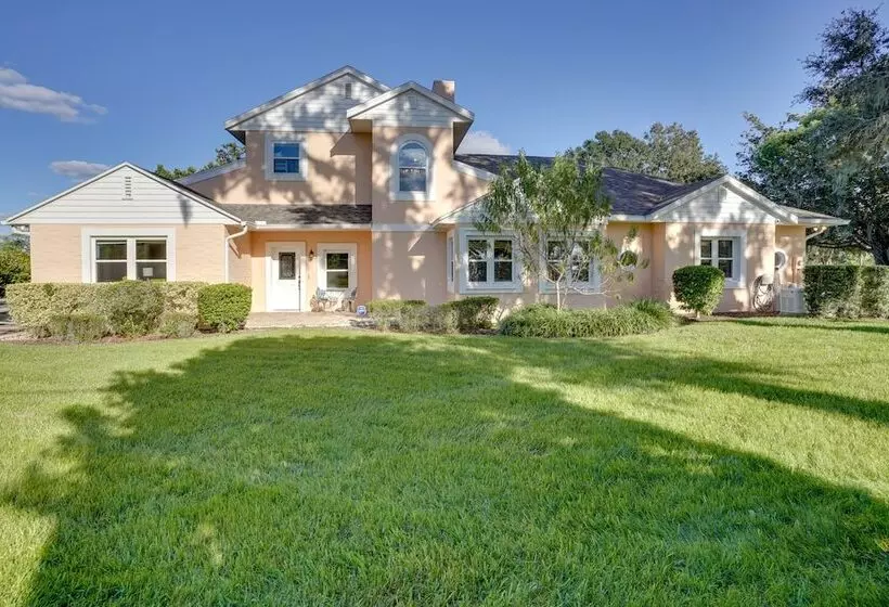 Lakefront Winter Haven Retreat: Hot Tub & Patio!