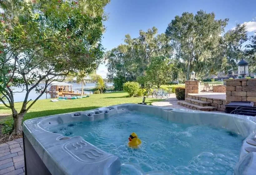 Lakefront Winter Haven Retreat: Hot Tub & Patio!