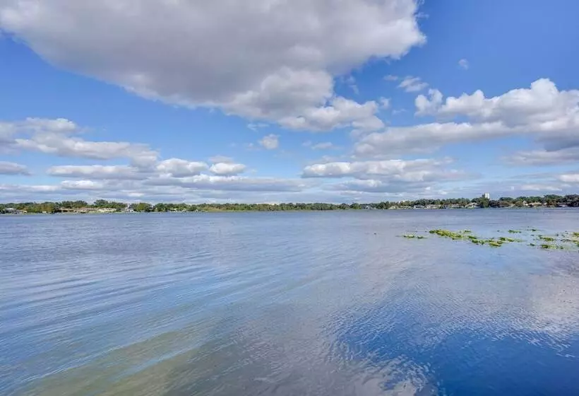 Lakefront Winter Haven Retreat: Hot Tub & Patio!