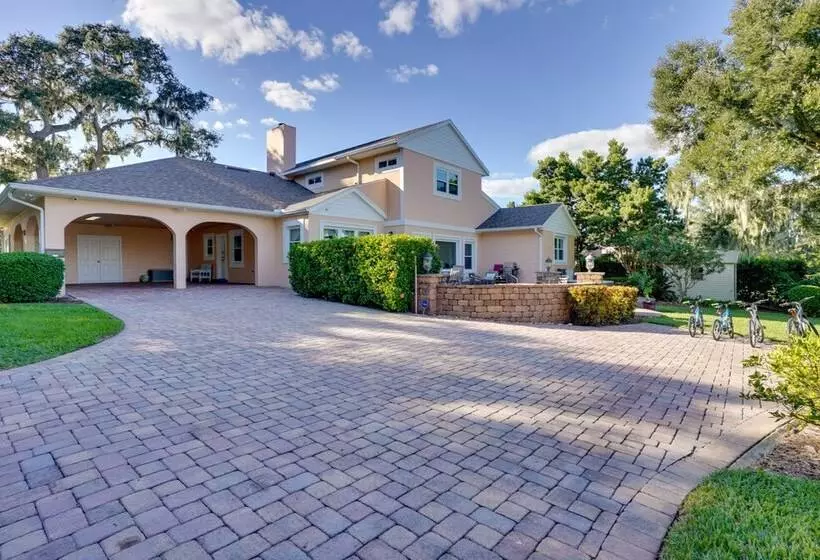 Lakefront Winter Haven Retreat: Hot Tub & Patio!