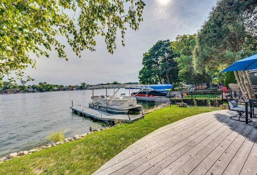 Lakefront Wisconsin Escape W/ Boat Dock & Kayaks!