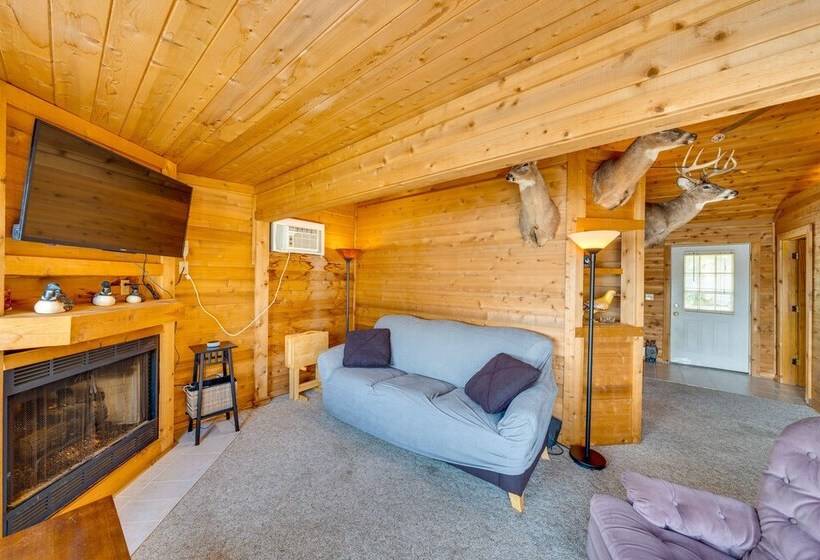 Lakefront Wisconsin Escape W/ Boat Dock & Kayaks!