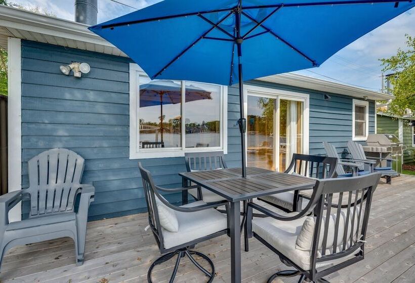 Lakefront Wisconsin Escape W/ Boat Dock & Kayaks!