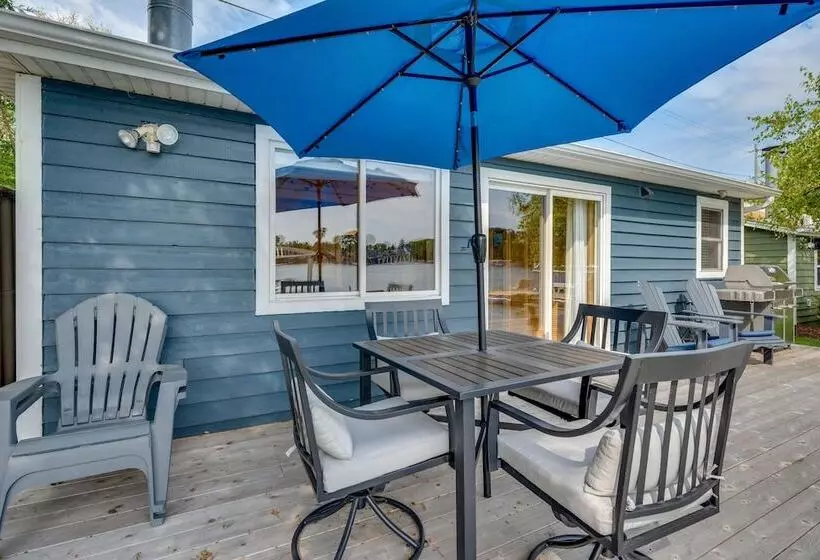 Lakefront Wisconsin Escape W/ Boat Dock & Kayaks!