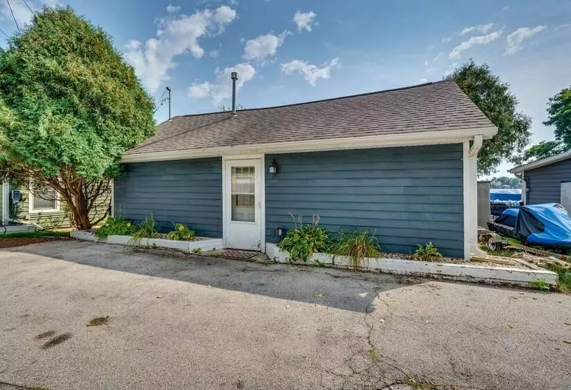 Lakefront Wisconsin Escape W/ Boat Dock & Kayaks!