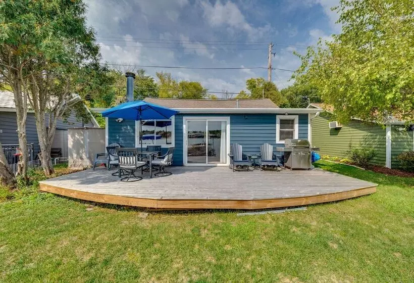 Lakefront Wisconsin Escape W/ Boat Dock & Kayaks!