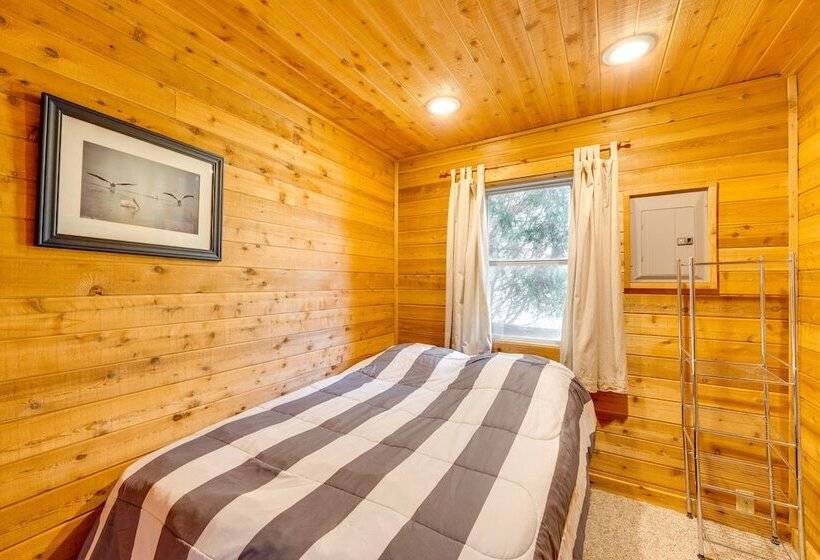 Lakefront Wisconsin Escape W/ Boat Dock & Kayaks!