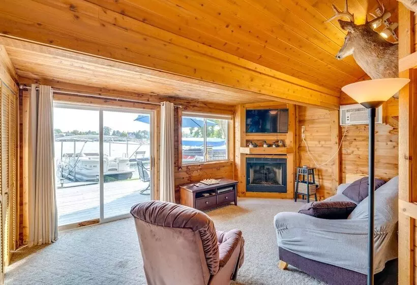 Lakefront Wisconsin Escape W/ Boat Dock & Kayaks!