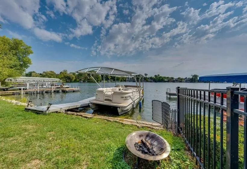 Lakefront Wisconsin Escape W/ Boat Dock & Kayaks!