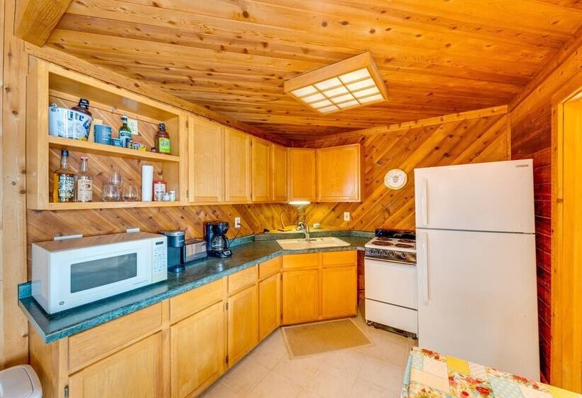 Lakefront Wisconsin Escape W/ Boat Dock & Kayaks!