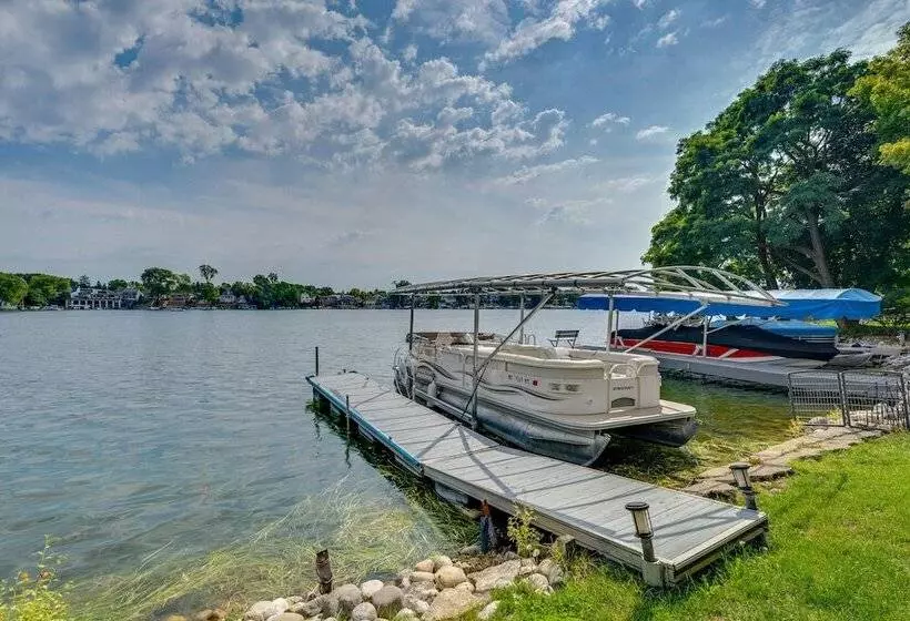 Lakefront Wisconsin Escape W/ Boat Dock & Kayaks!