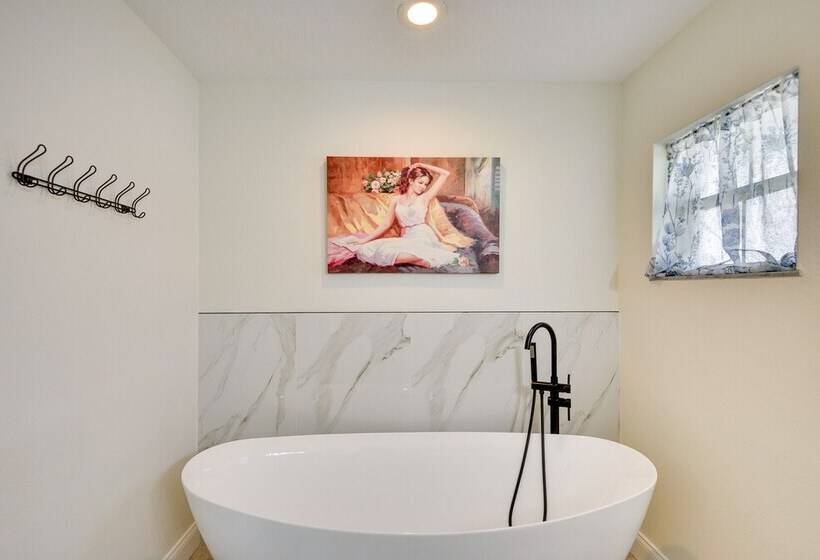 Palm Coast Home W/ Heated Pool: 3 Mi To Beach!