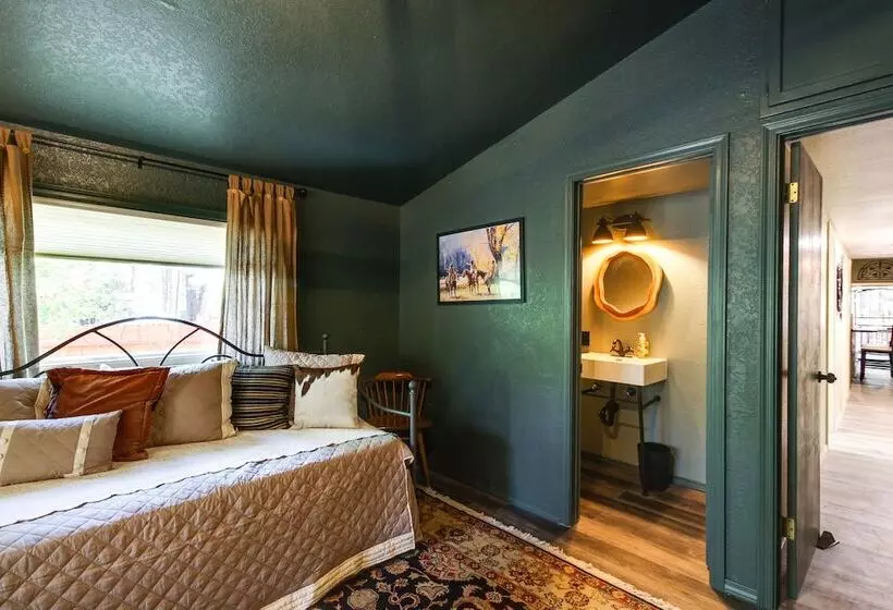 Peaceful Pinetop Hideaway W/ Yard   Dog Friendly!