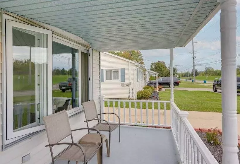 Pet Friendly Lorain Retreat W/ Fenced Yard!