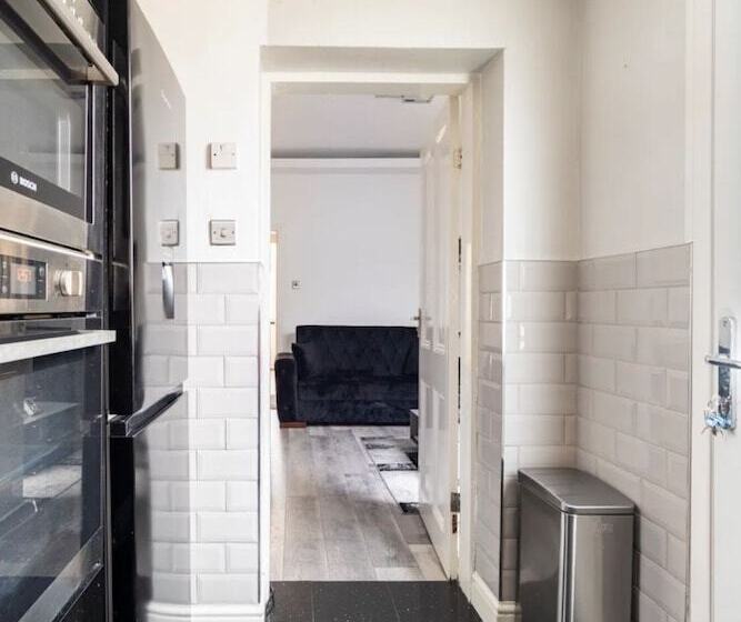 إقامة House With Modern Interior, Conveniently Located