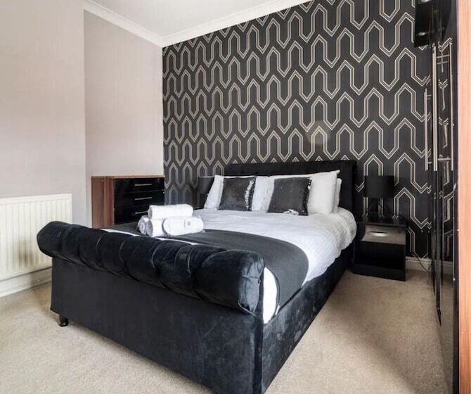 إقامة House With Modern Interior, Conveniently Located