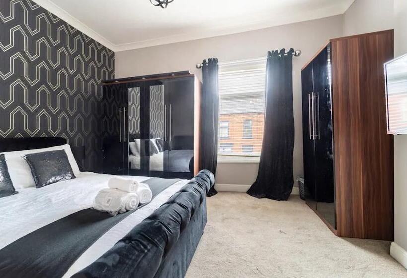 إقامة House With Modern Interior, Conveniently Located