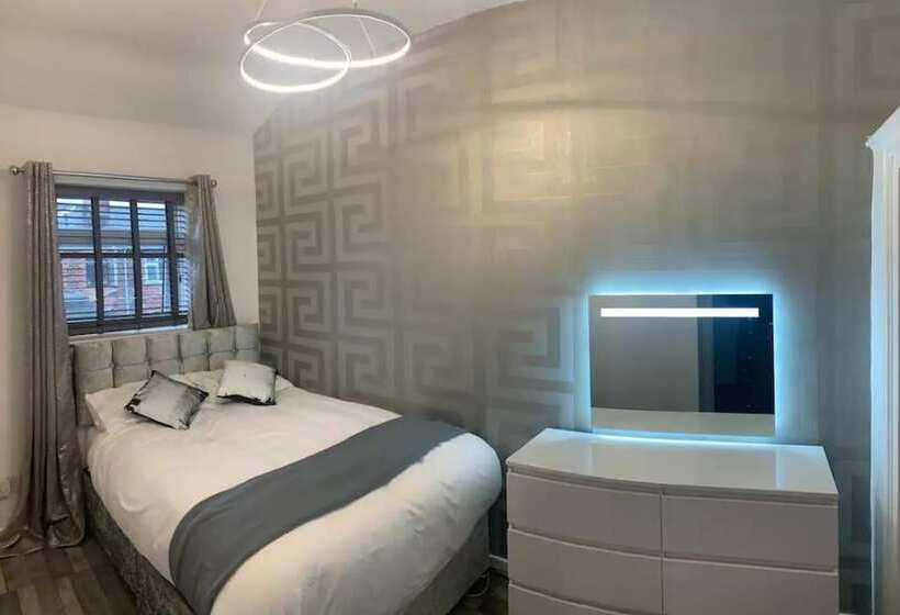 إقامة House With Modern Interior, Conveniently Located