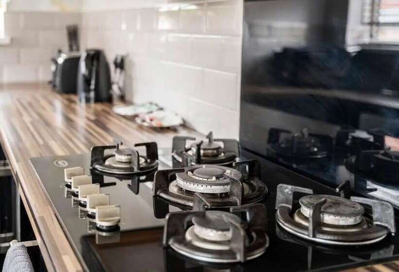 إقامة House With Modern Interior, Conveniently Located