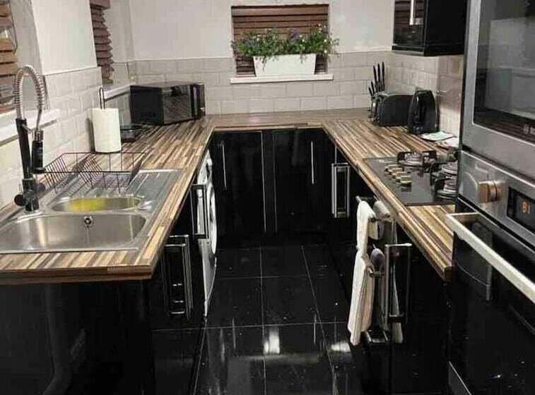 إقامة House With Modern Interior, Conveniently Located