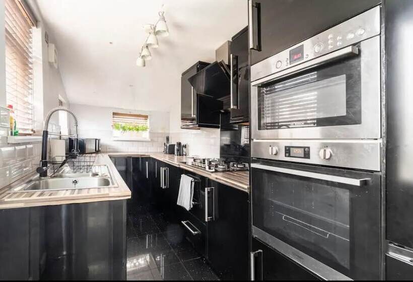 إقامة House With Modern Interior, Conveniently Located