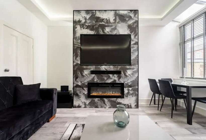 إقامة House With Modern Interior, Conveniently Located