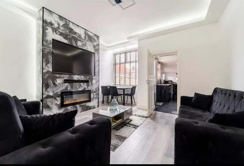 إقامة House With Modern Interior, Conveniently Located