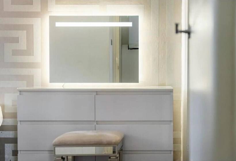 إقامة House With Modern Interior, Conveniently Located