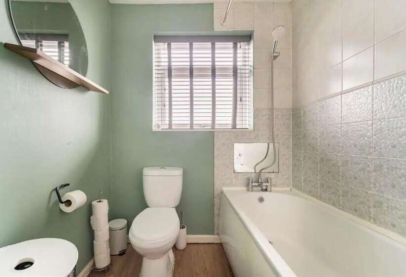 إقامة House With Modern Interior, Conveniently Located