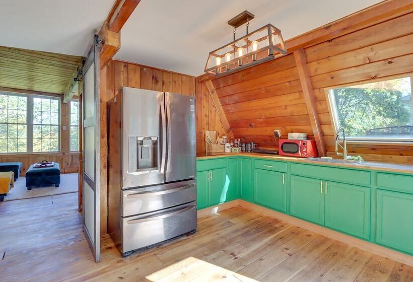 Hot Tub & Sauna: Secluded Pocono Getaway!