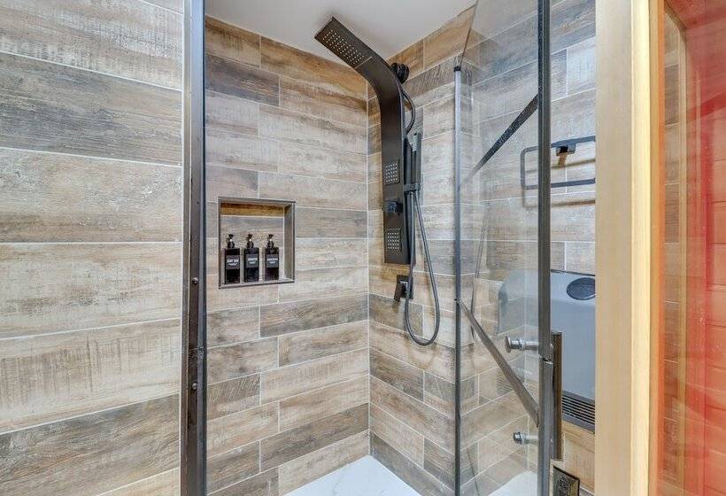 Hot Tub & Sauna: Secluded Pocono Getaway!