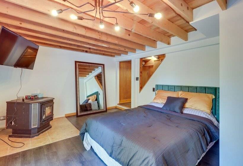 Hot Tub & Sauna: Secluded Pocono Getaway!