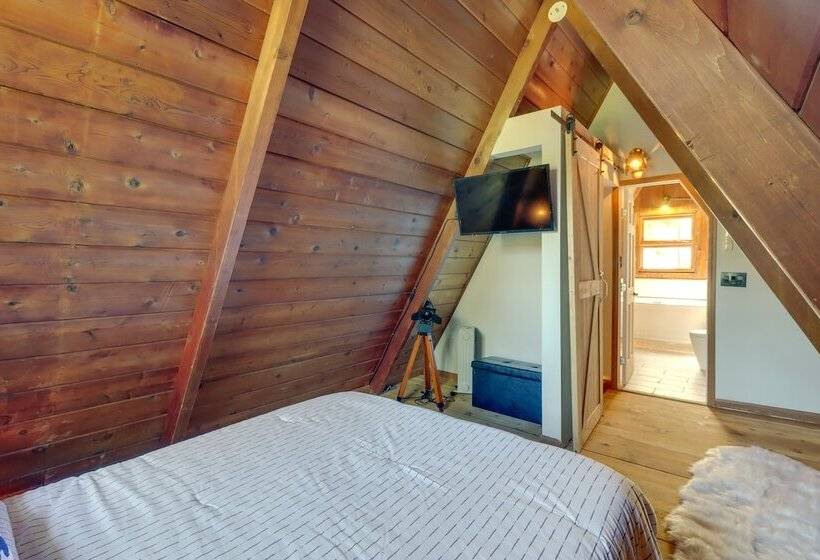 Hot Tub & Sauna: Secluded Pocono Getaway!