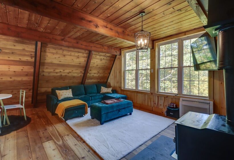 Hot Tub & Sauna: Secluded Pocono Getaway!