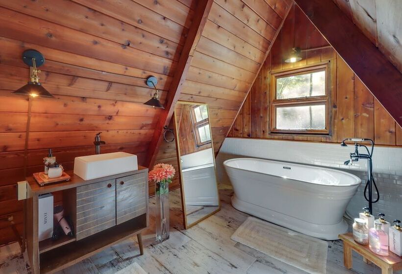 Hot Tub & Sauna: Secluded Pocono Getaway!