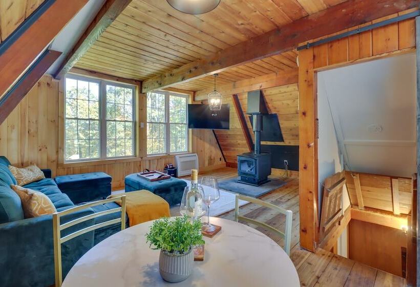 Hot Tub & Sauna: Secluded Pocono Getaway!