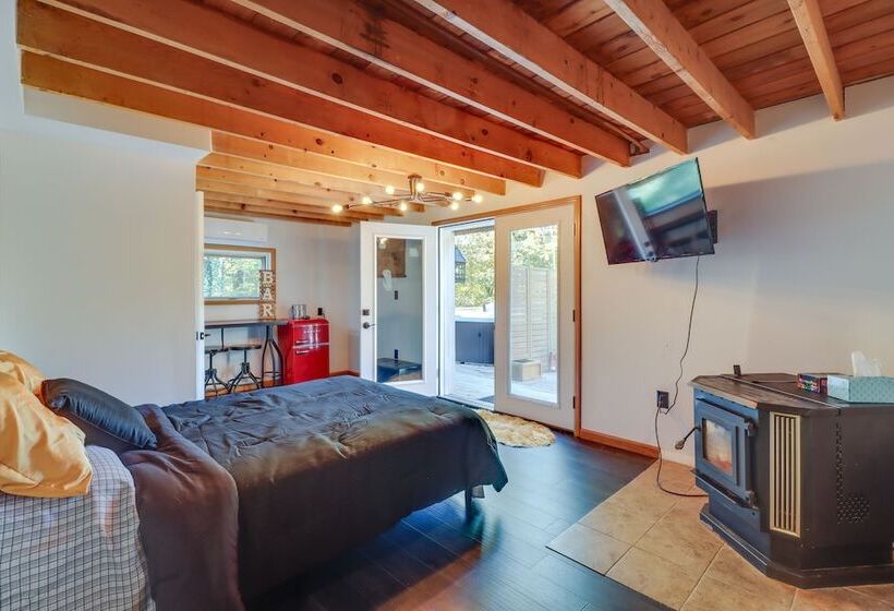 Hot Tub & Sauna: Secluded Pocono Getaway!