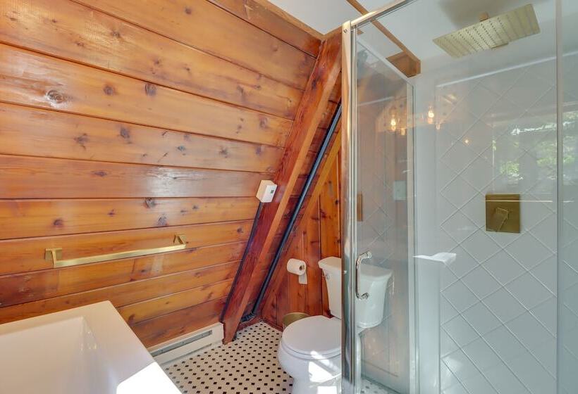 Hot Tub & Sauna: Secluded Pocono Getaway!