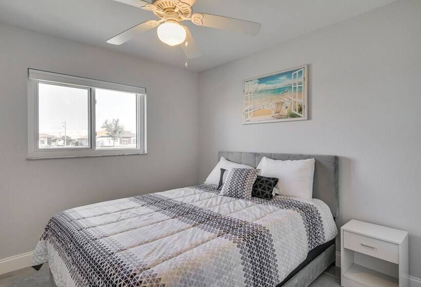 Furnished Lanai + Pool: Sunlit Cape Coral Getaway!