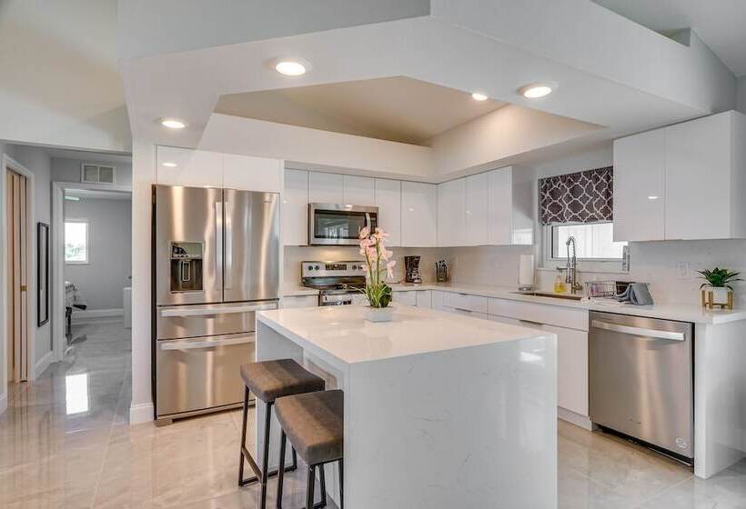 Furnished Lanai + Pool: Sunlit Cape Coral Getaway!