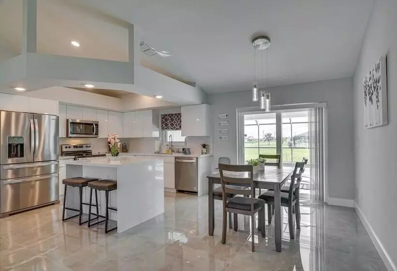 Furnished Lanai + Pool: Sunlit Cape Coral Getaway!