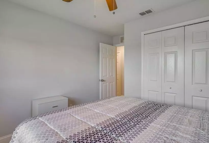 Furnished Lanai + Pool: Sunlit Cape Coral Getaway!